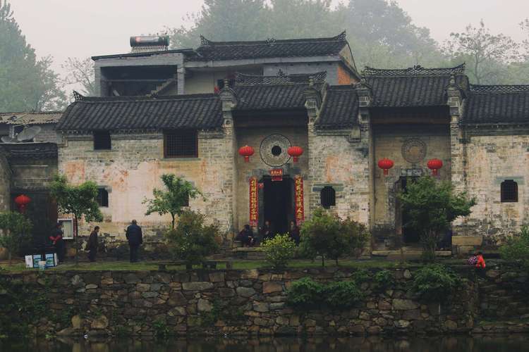 写美篇 丁李湾村位于豫南山区的新县八里畈镇,丁李湾村始建于元末明初