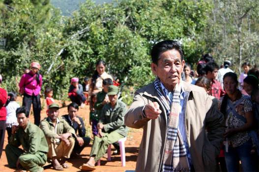 资料图:缅北果敢战乱,大批民众追随"果敢王".