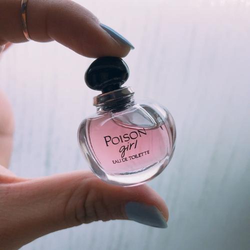 今日分享 poison girl(毒药女孩)香水 dior(迪奥)为 poison(毒药)系列