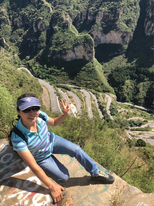 在山崖边与九曲十八弯合个影,拍照需要胆量哟!