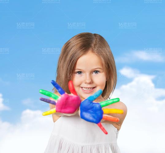 5款手上涂满颜料的小女孩高清图片