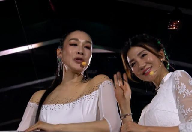 万茜张萌唱完,镜头上移拍钟丽缇阿朵,美颜滤镜消失,不
