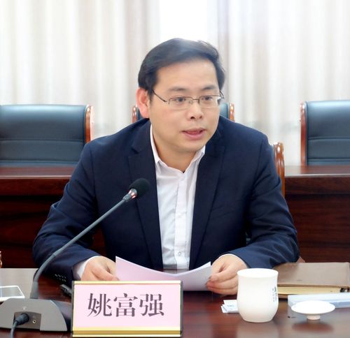 姚富强讲话乌镇镇镇长姚富强介绍了乌镇镇党委,政府在《乌镇志》编纂
