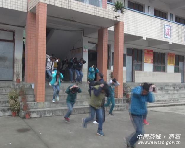 兴隆中学举行地震逃生应急演练