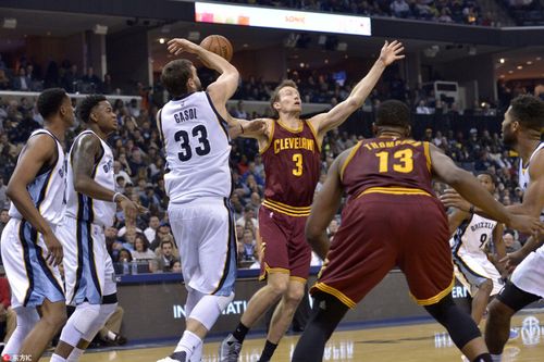 三巨头本场全部轮休,灰熊队的小加索尔复出,得到了17分11篮板3助攻.