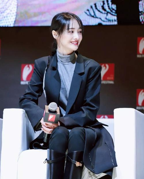 郑爽说出"暴瘦"原因,"黑化"后更放得开的她反而更美了