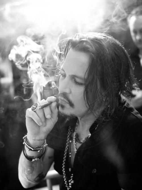 再加上经典的黑白镜头画面,这侧脸,这烟熏妆,再撩头发