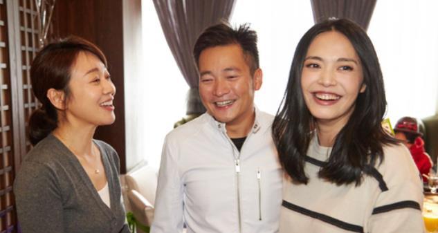 喻恩泰疑似生三娃带三个孩子翘课看电影小朋友眉眼相似如复制