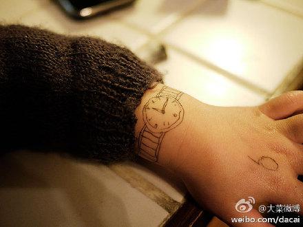 伸出胳膊让我给她"画手表",我特高兴地给她画了一个,小时候好像都在