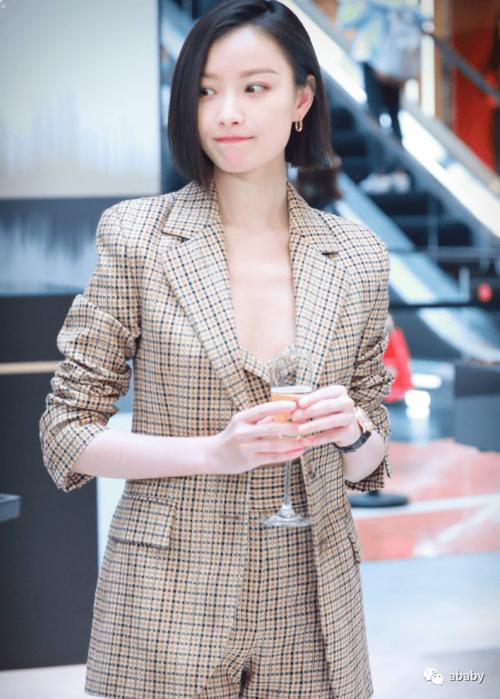 倪妮短发现身打扮火辣,抹胸外穿好性感,生图如大片又御又撩