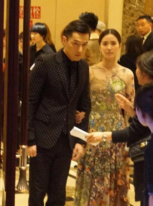 刘诗诗参加宴会,挽手胡歌组cp酷似金童玉女莫名般配