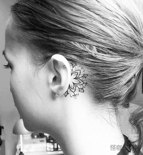 几何耳后繁花纹身图案