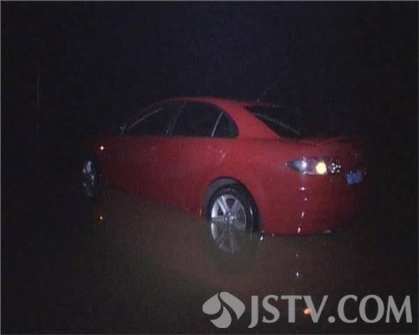 一场大雨 致多辆汽车趴窝(组图)
