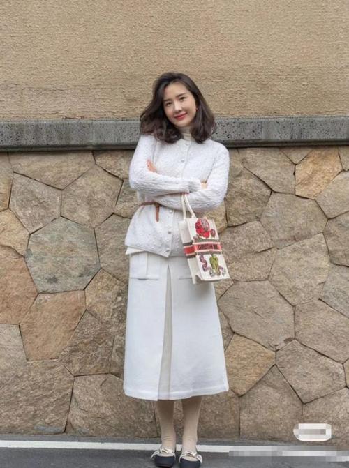 疑与蒋凡一起露营后董花花和女儿穿亲子装拍照一身红装超喜气