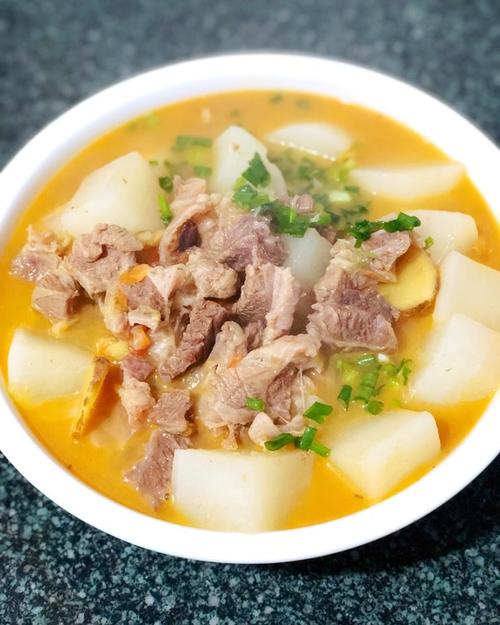  p>牛肉萝卜煲是一道美食,主要制作材料有牛腩500克,白萝卜500克,郫县