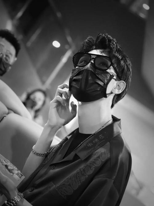 秦霄贤锁屏壁纸_壁纸_锁屏_秦霄贤_德云社_手机_素材