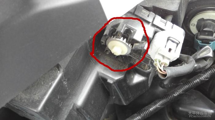 图1;红圈内 为大灯高低调整螺丝. 逆时针调高  顺时针调低