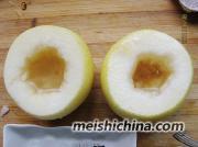 将梨在五分之一处横切,挖去里面的核.