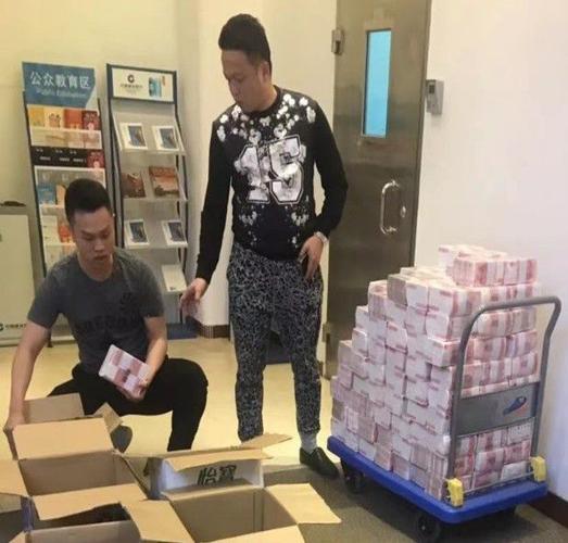 其中,位于深圳观澜片区悦兴路的金悦大厦正是范金鹏的"地下钱庄"所在