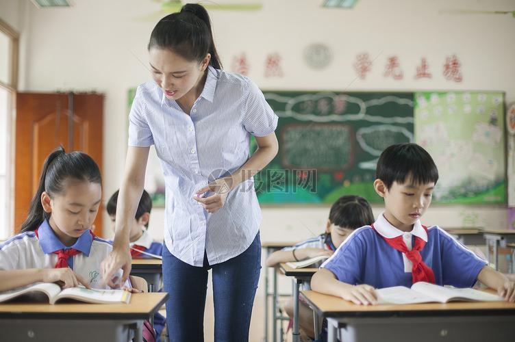 教室里正在上课老师学生们