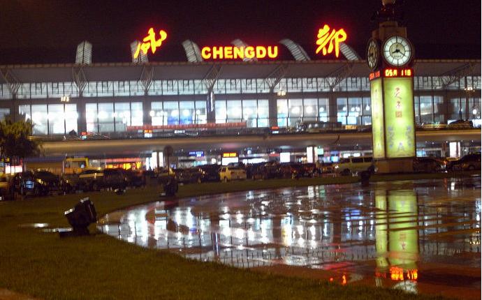 乘坐的四川航空公司的b6836号飞机,在濛濛细雨中降落在成都双流机场