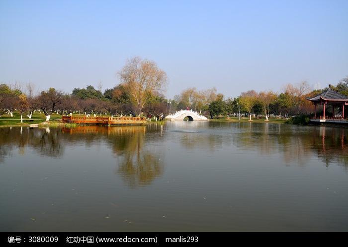 长沙橘子洲公园人工湖剪影高清图片下载_红动中国