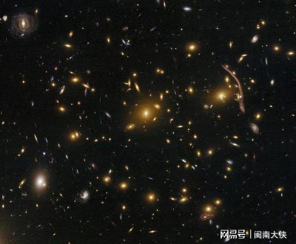 哈勃望远镜在40亿光年外发现神秘金色巨龙横跨5个星系