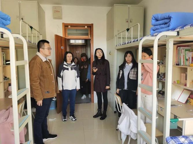 统计学院辅导员走访学生宿舍-山东工商学院-统计学院