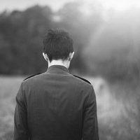 微信头像忧伤背影图片大全 黑白忧伤孤独头像男生背影【点击鼠标右键