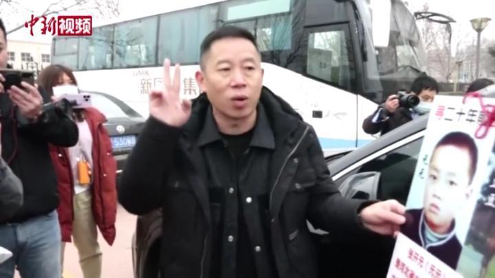 孙海洋夫妇携孙卓启程返回深圳愿所有被拐孩子都能找回来
