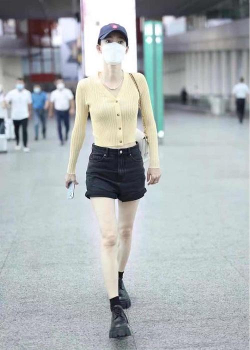 王丽坤还是增点肥吧,走女团路线确实显身材,但瘦得毫无女人味