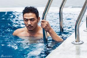 杨烁曝泳池湿身写真 健硕六块腹肌性感人鱼线野性男人