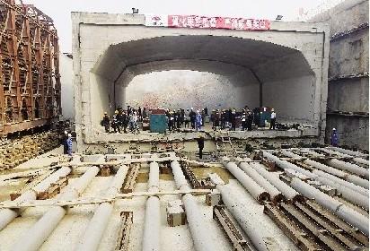 至于中继间法,也就是说,要顶进山体里的 "隧道框架"太长,需要分成几节