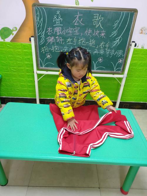 我的小手真能干---长安曙光幼儿园大班叠衣服比赛活动