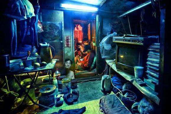 香港贫民窟"棺材屋",10平米住着3口人,光鲜亮丽背后尽显心酸