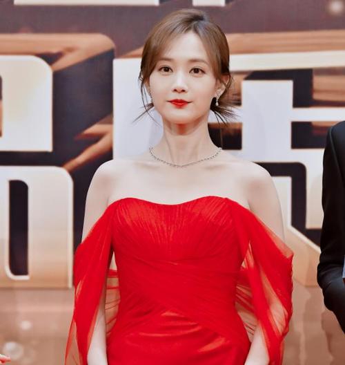 李一桐红毯秀翻车!高定礼服也压不住场子,粗壮水桶腰似130斤