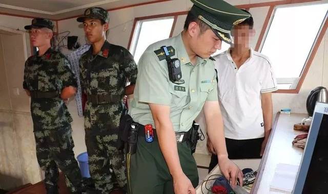 江苏海警局在启东茅家港海域查获一起涉嫌成品油走私案,涉及成品油约