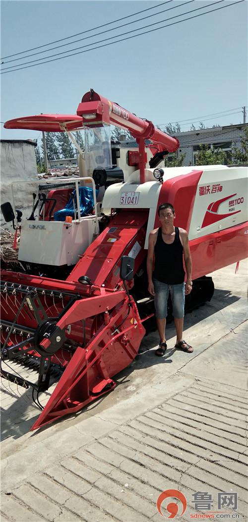 年的时候提了一台雷沃谷神rg50,这也是他第一次使用国产履带收割机,"