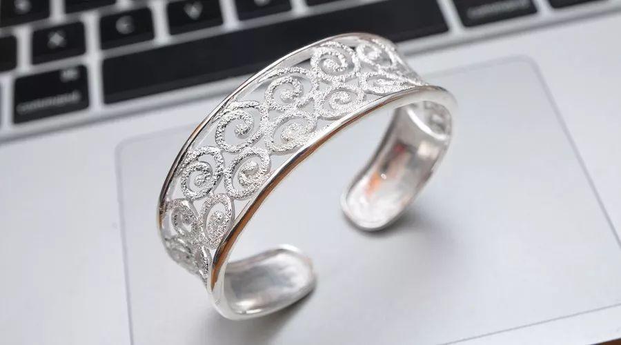 女人常戴银手镯,竟然会这样!越早知道越好