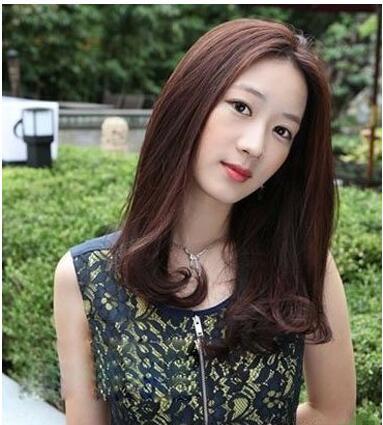 30岁女人留直发还是卷发?哪种发型显年轻!