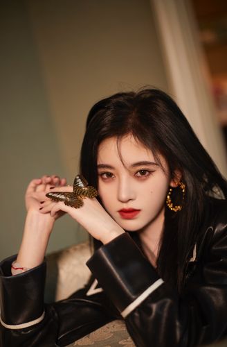 简介:鞠婧祎黑色皮衣酷美写真图片,分享一组鞠婧祎图片给大家,图中的