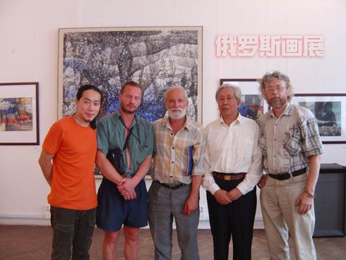 与俄罗斯著名画家合影(左一为吴纯强先生的儿子,旅俄青年画家吴蓬生)