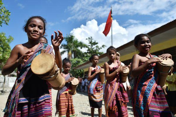 资料图片:在东帝汶首都帝力,身着民族服饰的学生们 新华社发责编:汤