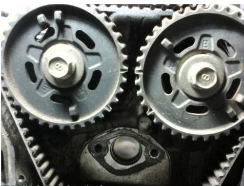 如果不幸正时皮带坏掉会造成气门与活塞之间运动不匹配甚至错乱,极容