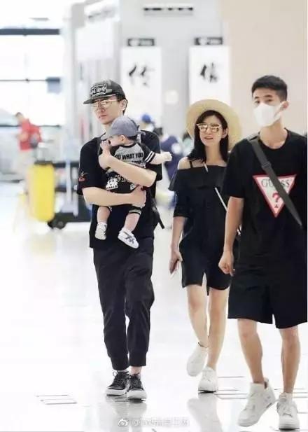 陈晓晒儿子近照,抢镜的却是陈妍希的腿,网友直呼:如何做到的?