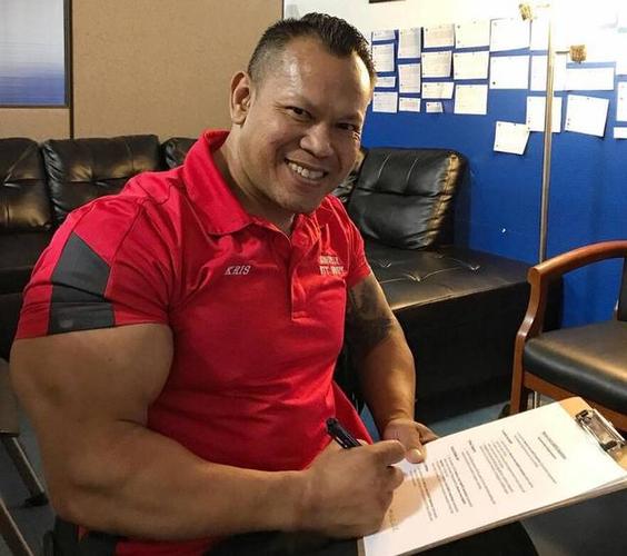 坐在轮椅上的健美巨人,强壮的胳膊不输巨臂哥,网友质疑不自然