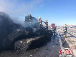 连霍高速酒泉境内两车追尾致2死 公路单向封闭