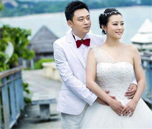 郝蕾和邓超分手后,有过两段婚姻,最近的这段是和圈外人刘烨,婚后育