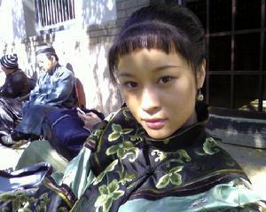 姜振帼的婆婆大太太已预感到儿子牟金将不久人世,暗示姜振帼要保重