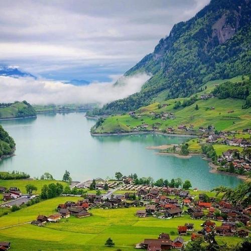 旅游攻略#瑞士lungern湖畔小镇,充满雪山下的湖光山色,五彩缤纷的